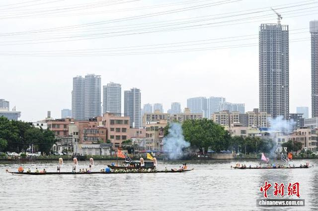 6月15日，广东广州，龙船通过珠江前往兄弟村、老表村“应景”探亲。中新社记者 陈楚红 摄 