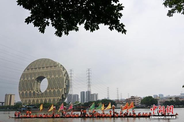 6月15日，广东广州，龙船在兄弟村、老表村“应景”探亲。中新社记者 陈楚红 摄 