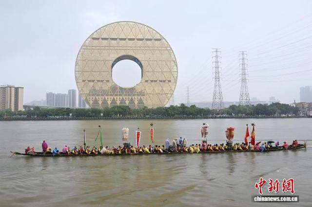 6月15日，广东广州，前往兄弟村、老表村“应景”探亲的龙船队经过广州圆大厦。中新社记者 陈楚红 摄 