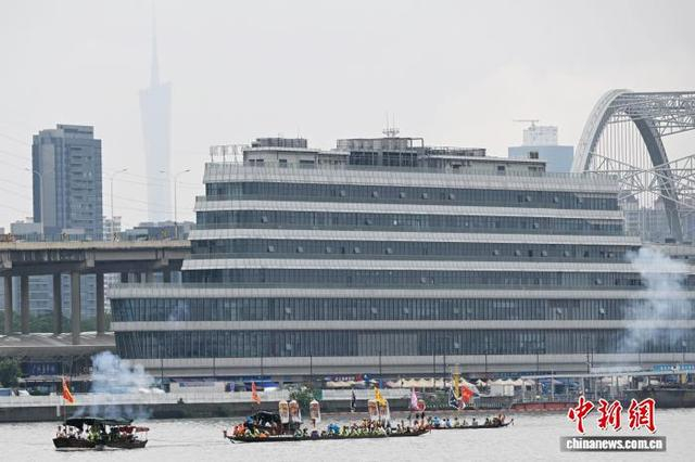 6月15日，广东广州，前往兄弟村、老表村“应景”探亲的龙船队经过黄沙水产中心。中新社记者 陈楚红 摄 