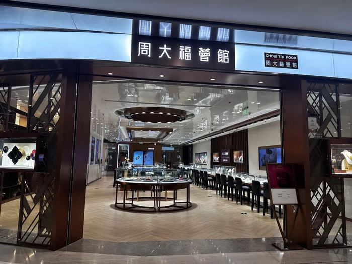 周大福线下门店 时代财经摄