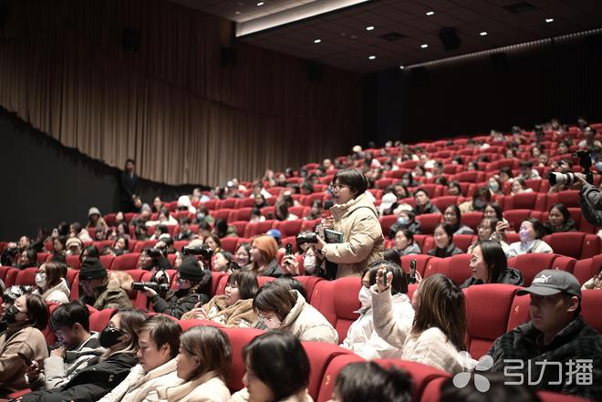 影迷向董子健提问。 苏报融媒记者 王敏悦/摄