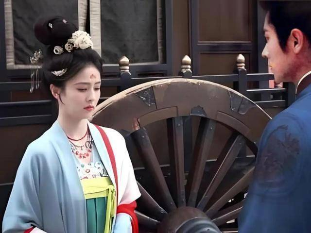 剧中场景搭建同样真实细腻。无论是王府的庄重典雅，还是朝堂的肃穆压迫感，亦或是离山书院的清冷静谧，都被还原得极具代入感。细节堆叠之下，观众仿佛真正置身于那个权谋交错的世界之中，在爱恨与权力的缠绕里沉浸式体验剧情。 五、逆风翻盘！爆款背后，是实力与口碑的双向奔赴 从开播前的争议不断，到开播后的全网爆火，《莫离》的逆袭轨迹本身就充满戏剧性，但它的成功绝非偶然，而是剧情扎实、演技在线、制作精良三者共同作用的结果。 在流量主导的时代，观众早已对悬浮、套路化的古偶剧产生疲劳，而《莫离》恰恰选择了反其道而行之，以强剧情、强人设、强质感作为核心支点，摒弃工业糖精式的堆砌表达，回归叙事本身的力量与人物的真实感。 白鹿也借由这部作品再次证明，流量或许能带来关注，但真正让演员站稳脚跟的，始终是作品本身的厚度与角色的完成度。 如今，《莫离》的热度仍在持续上升，收视与口碑稳步走高，成为2026年当之无愧的现象级爆款。而白鹿也借此完成舆论翻身，进一步巩固扛剧女王的行业地位，未来的发展空间依旧值得期待。