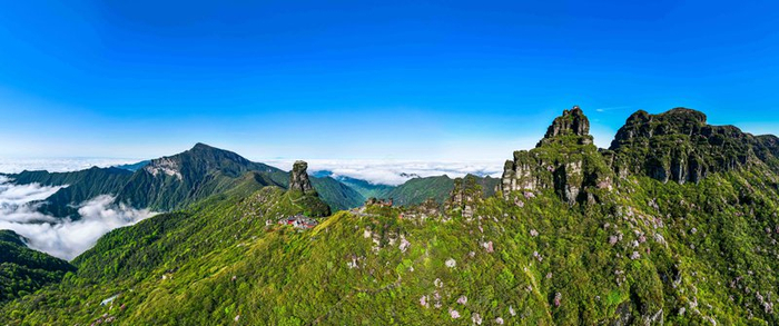 上春山 赏奇峰 贵州梵净山迎登山热潮。
