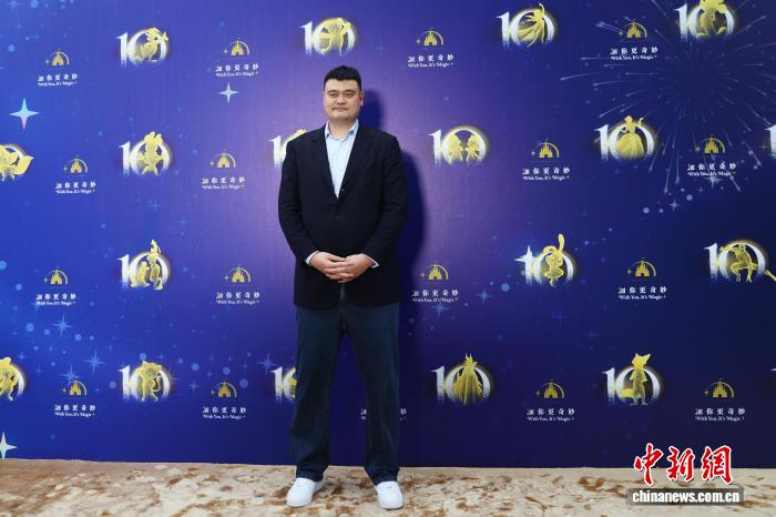图为姚明亮相星光红毯。中新社记者 汤彦俊 摄 