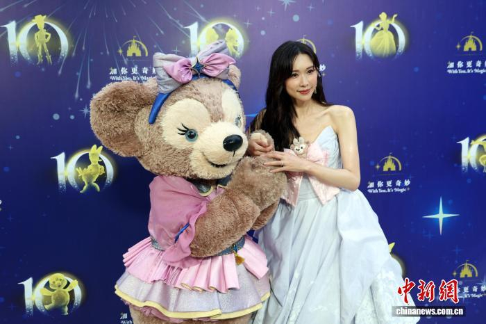图为演员林志玲亮相星光红毯。中新社记者 汤彦俊 摄 