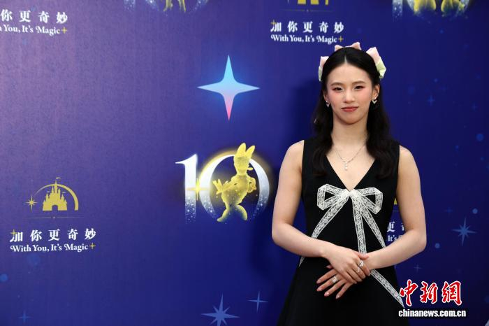 图为跳水世界冠军陈芋汐亮相星光红毯。中新社记者 汤彦俊 摄 