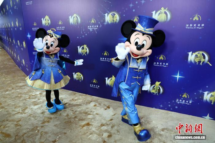 图为米奇、米妮亮相星光红毯。中新社记者 汤彦俊 摄 