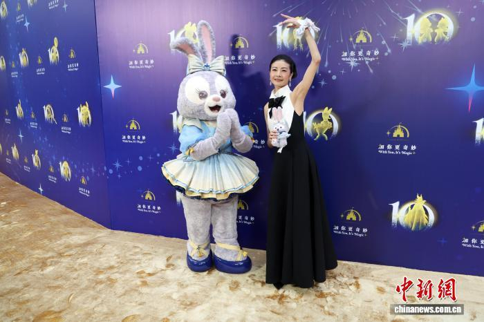 图为芭蕾舞艺术家谭元元亮相星光红毯。中新社记者 汤彦俊 摄 