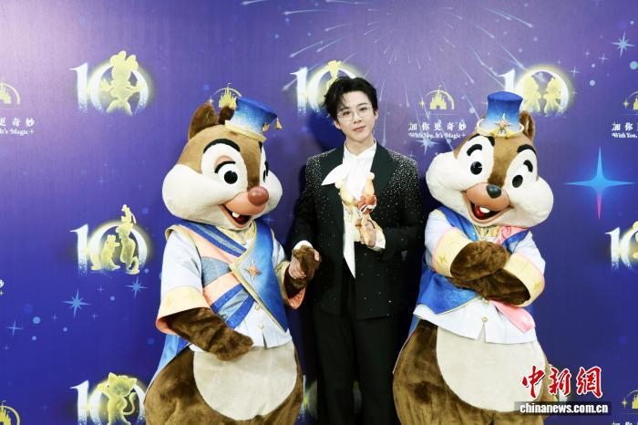 图为歌手刘宇宁亮相星光红毯。中新社记者 汤彦俊 摄 