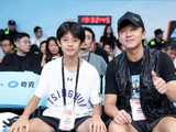 邓超带儿子和姚明看球,父子同框互动有爱,13岁等等模样帅气像孙俪