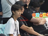 邓超父子与姚明同场观赛，三人坐姿神似WiFi信号，孙俪意外抢镜 - 360娱乐