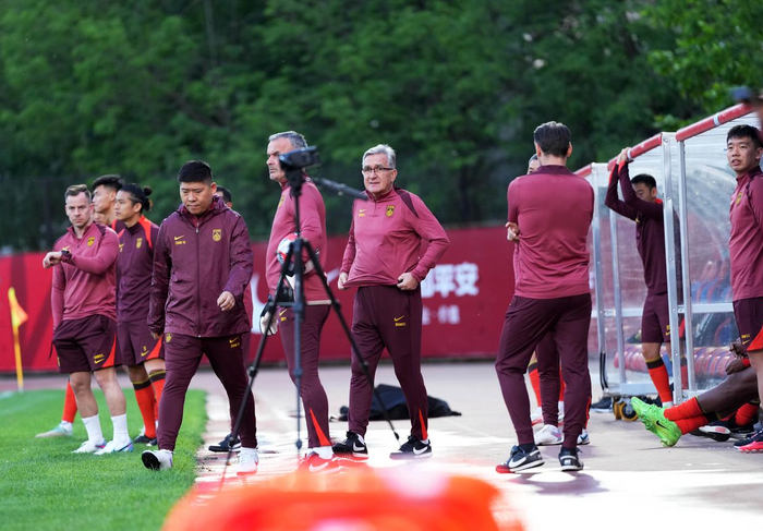 5月27日，中国队主教练伊万科维奇在训练场边。新华社记者 章磊 摄