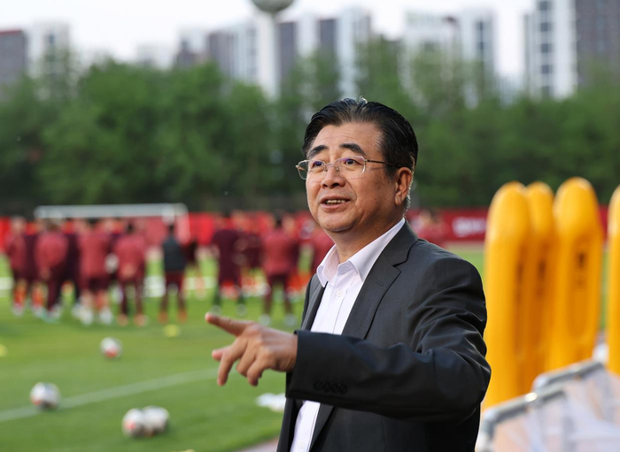 5月27日，中国足协主席宋凯在训练场边。新华社记者 章磊 摄