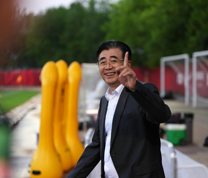 5月27日，中国足协主席宋凯在训练场边。新华社记者 李钢 摄