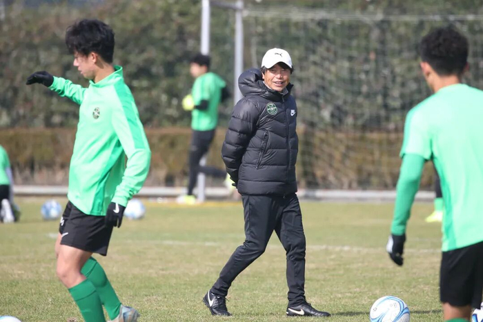 池谷友良在训练中指导U17梯队球员