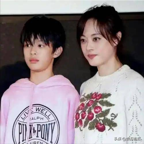 邓超与孙俪如今事业稳定、家庭幸福，一儿一女逐渐长大，生活重心更多回归家庭。比起频繁制造话题，他们更像是在认真经营生活本身。 邓超孙俪罕见带儿子公开亮相引发热议，但对普通孩子来说，最重要的始终是被保护好成长的空间。围观可以，打扰不必，这或许才是最合适的距离。