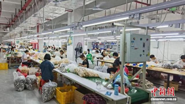图为广西乐吉儿玩具有限公司产品生产车间。韦佳秀 摄