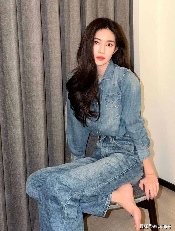 不过，也有网友保持理性与克制的态度，认为时隔八年，无论过去经历如何，如今的秦俊杰与杨紫早已各自奔赴不同的人生轨道，过往情感早已成为回忆的一部分，真正重要的是当下的选择与生活状态。大家也纷纷表示尊重艺人的私人感情空间，不愿过度解读或放大细节，只希望双方都能在各自的生活中保持安稳与自在。如果这段感情确实属实，也希望能够走得长久而稳定，同时继续为观众带来更多优质的影视作品与角色呈现。