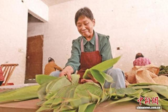 图为工人仔细挑选箬叶。陈玉婕摄