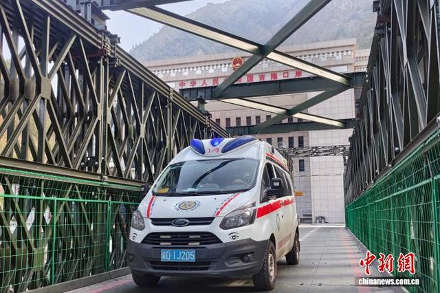 图为转运救护车将病危旅客转运至吉隆口岸热索桥桥头。肖富贵 摄