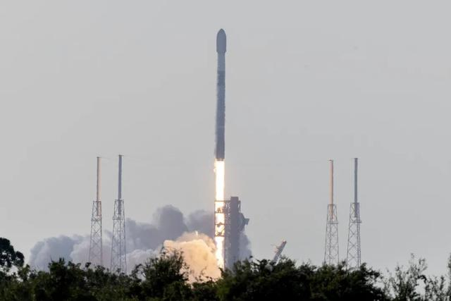 当地时间6月12日，美国佛罗里达州卡纳维拉尔角太空军基地，SpaceX的一枚猎鹰9号火箭发射升空。图源：视觉中国