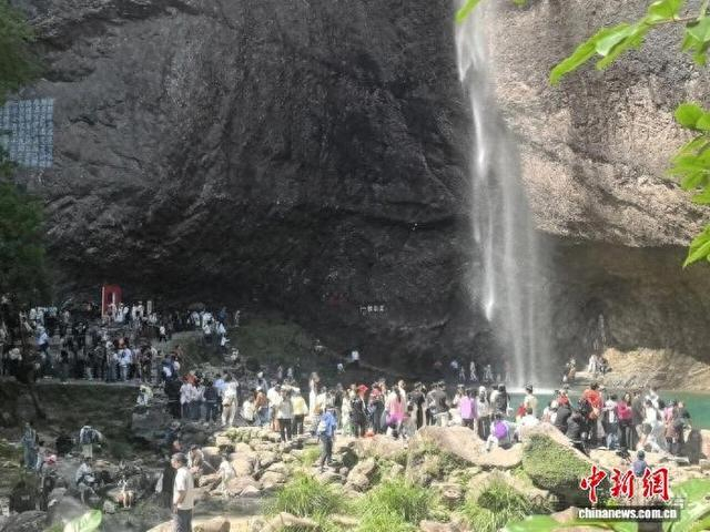 大龙湫迎来如潮游客。 杨平琴摄