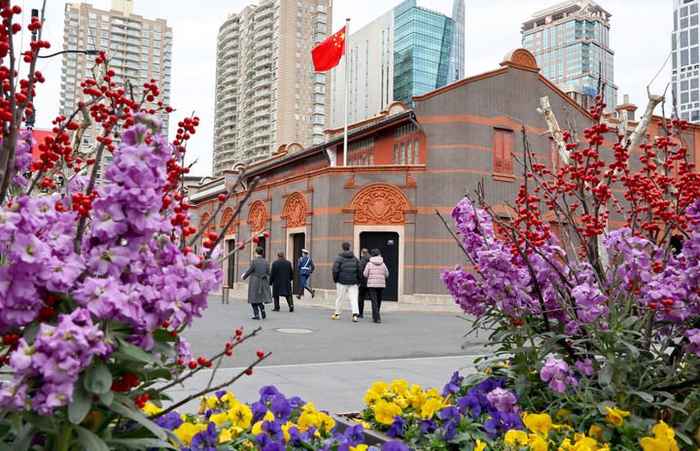 2026年2月17日，参观者从位于上海的中共一大会址纪念馆外走过。新华社记者 方喆 摄