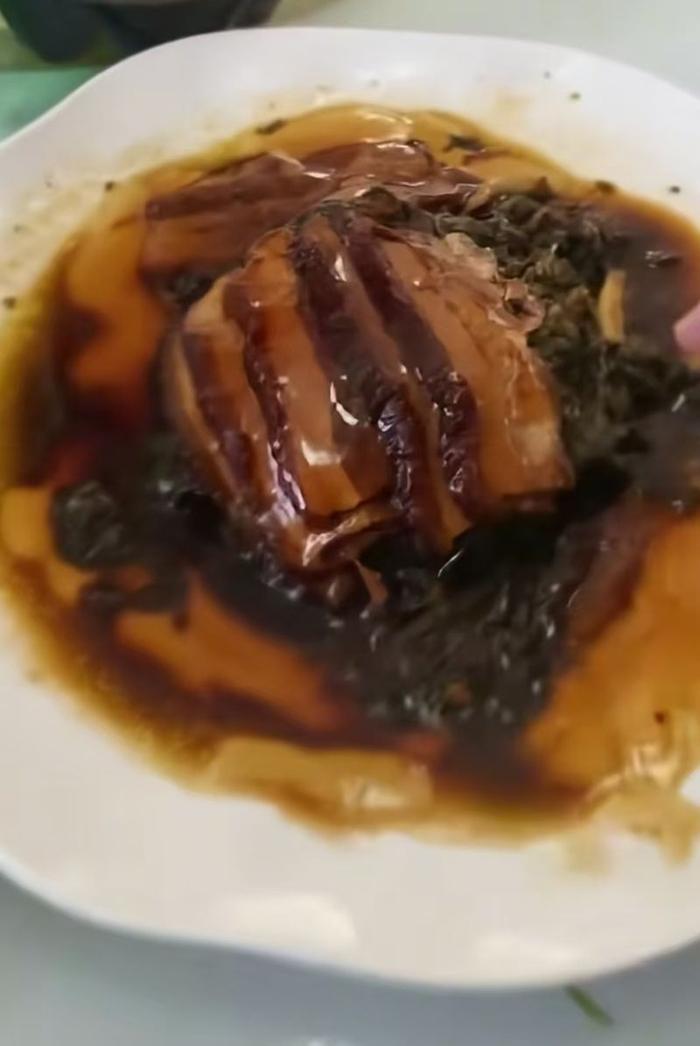 婚宴上的梅菜扣肉，肉是凝固的。 受访者供图