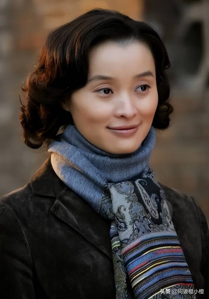 如今再看，当年那个被视作感情输家的女子，早已成为自己人生真正的赢家。她的胜利，不在于与谁比较，也不在于让他人难堪，而在于从未辜负自己。当五十四岁的吴越手捧奖杯、笑意盈盈地站在台上，她向世人展示了真正的强大——不是声嘶力竭的控诉，也不是耿耿于怀的纠缠，而是在废墟之上，凭自身力量重建出一座坚固而美丽的城池。
