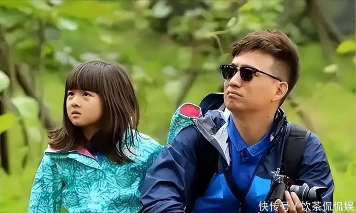 如今的黄忆慈，会被拍到素颜买咖啡的日常模样，也会在谢幕时因观众掌声而眼眶泛红。用十一年光阴，她将\