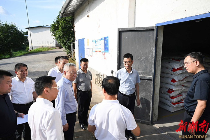 6月15日，沈晓明在大瑶汇丰花炮原材料仓储基地检查。​