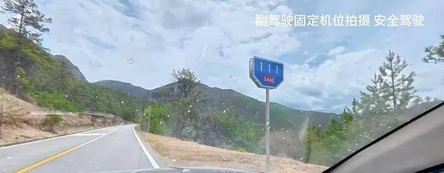 交通运输部已经启动全国专项检查。对普通游客来说，最实在的变化大概是：下次开车去川西，导航显示的那条省道，终于能免费走到底了。
