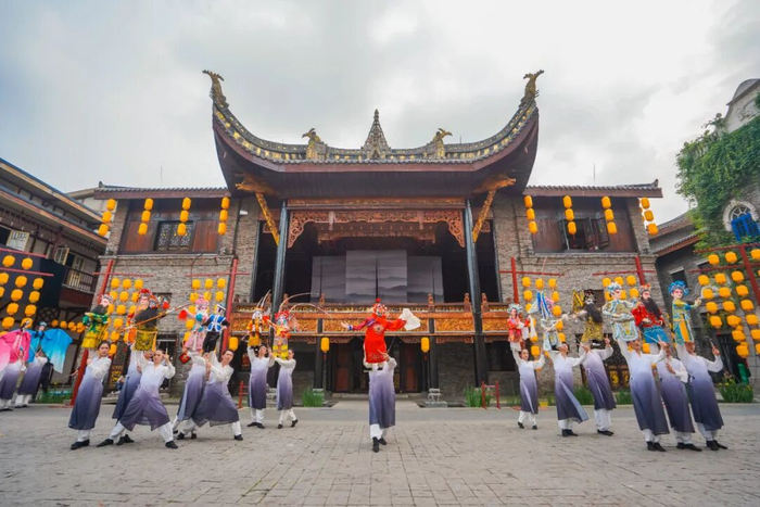 △今年4月，央视节目《非遗里的中国·湖北篇》在武汉园博园汉口里街区录制