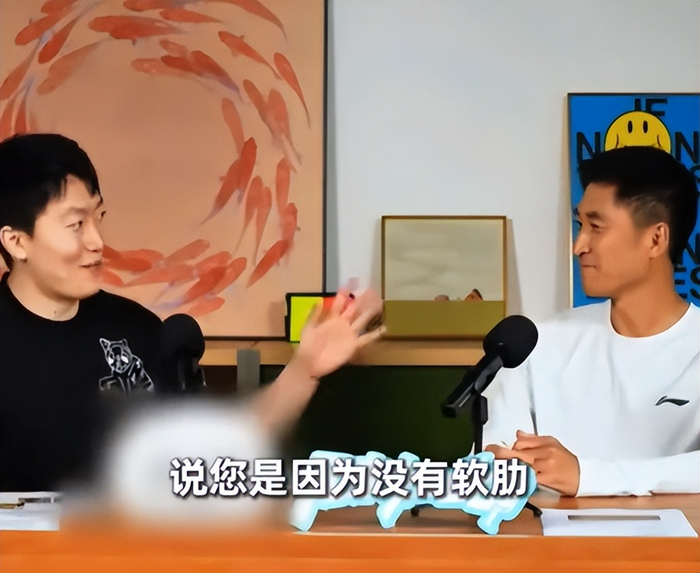 马宁执法比赛中的严肃表情