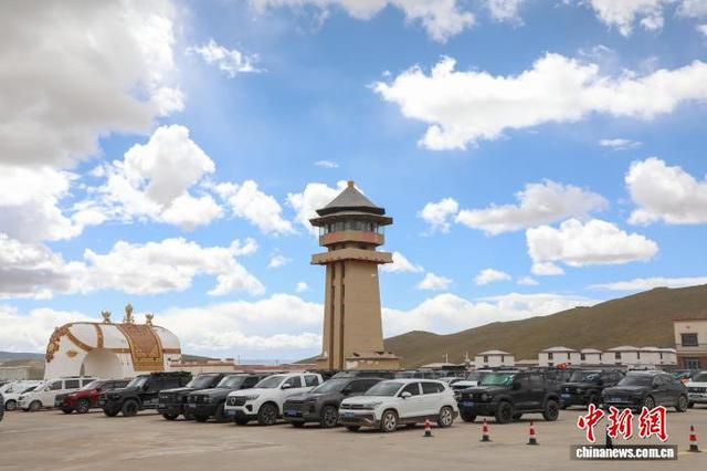 6月16日，纳木错圣象天门景区停车场内停满车辆。中新社记者 马铭言 摄 
