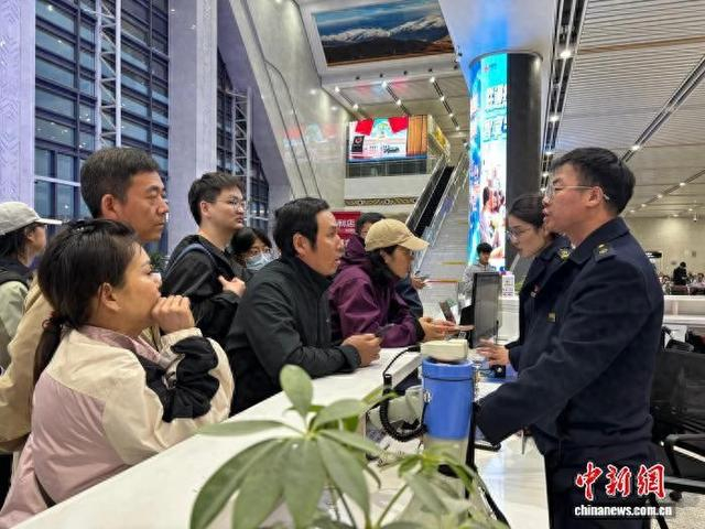 图为格尔木车务段工作人员安抚旅客情绪。 青藏集团公司供图