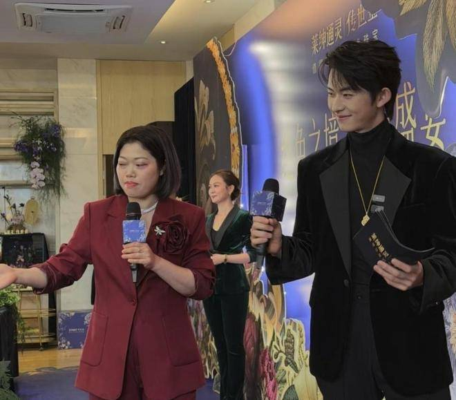 红毯上的翻车，不仅是对短剧演员颜值的考验，更是短剧行业对真实的试探性回归。2025年3月，抖音和快手推出了微滤镜剧场，首部无滤镜短剧《春夜失控》播放量达到1.8亿，付费率比普通剧集高出了11%。制作方节省了150万的美颜成本，反而多赚了900万的分账。演员们也开始进行线下压力测试，通过无滤镜直播检验掉粉率，甚至开始利用瑕疵来打造人设——法令纹深的演员可以塑造成疲惫系御姐，鼻翼宽的则演绎成拳击少女。当观众一边吐槽美颜的假象，又在无滤镜直播间的停留时间下降了40%，这场关于真实与完美的博弈，究竟是谁在主导审美取向呢？