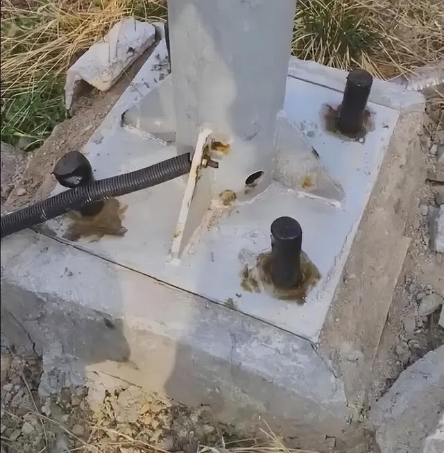 图为涉事底座