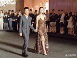 奚梦瑶跟老公手牵手走秀,穿吊带长袖大秀身材,两人身高形成对比