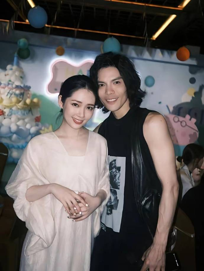 从向太的“自曝”到向佐的“认命”，这对母子用两段公开对话完成了对过往感情纠葛的共同确认。而外界最关心的问题或许也有了答案：郭碧婷为何能成为那个被认可的人？答案似乎不仅是她自身的条件，更在于她恰好出现在向佐愿意听母亲话、而母亲也愿意点头的时刻。正如向佐所说——母亲认可，加上自己也有好感，这段关系才能走下去。