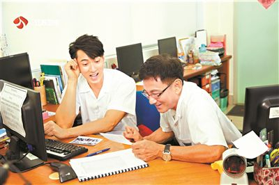 　　吴尊（左）和吴爸爸(《最美的时光》剧照)