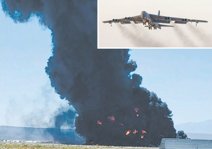 15日，美军轰炸机坠毁后，爱德华兹空军基地出现大火和黑烟。