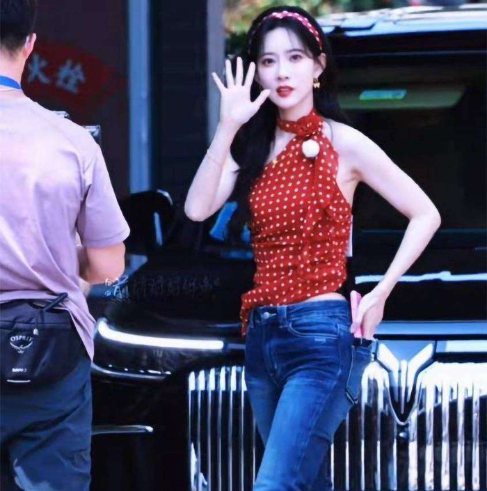 再看看路透里张真源站在孟子义和李昀锐中间的Steve专属位，这种自然产生的梗，比任何剧本都打动人。因此，我对这一季的期待很简单：不要生硬地煽情，不要刻意上价值，让大家穿着好看的衣服，在民国风的场景中老老实实玩几局游戏，偶尔自然出丑，让CP粉有糖嗑，事业粉有梗玩，颜控有图存。4月24号开播，我会准备好零食，和闺蜜连线一起观看，超话里立刻存表情包。毕竟，有些快乐不必复杂，比如孟子义上错车的那种迷糊、真实感，反而最招人喜欢。