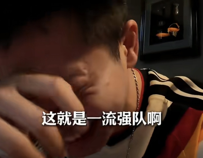中国球迷哭着说日本球迷太幸福