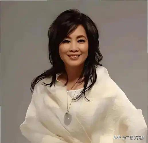 归根结底，音乐比赛的公平性只是伪命题。背后总有一条隐形分数线——资源分。从这一角度看，窦靖童赢了。她无需证明实力，只需承认自己幸运。张碧晨呢？她拼尽全力积累的光彩，在这个舞台上仍然敌不过出身二字。或许，接受现实的另一种角度，才是最平和的解答：窦靖童不欠任何人解释，张碧晨也不欠任何人冠军，心里有数就够了。