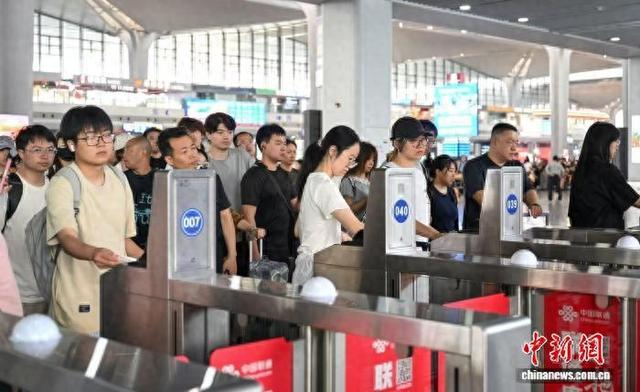 太原铁路增开45.5对旅客列车服务假期运输。杜世宇 摄