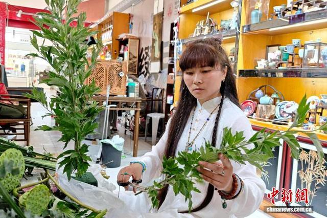 图为当地手作人正在制作整理艾草。党田野 摄