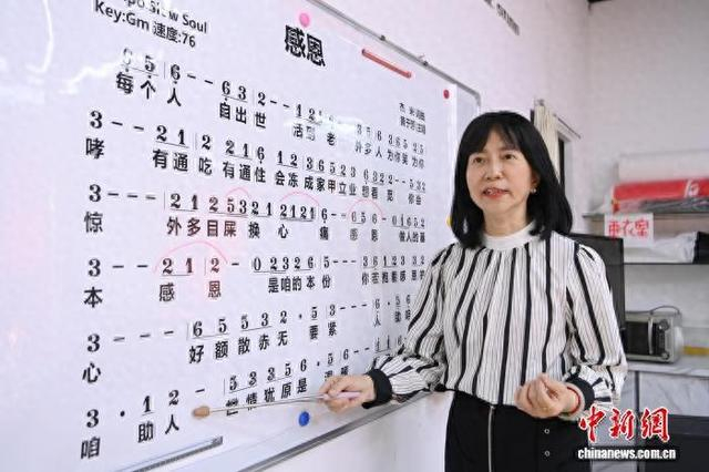 3月23日，台胞蒋彩琳在福建漳州介绍闽南语歌曲演唱技巧。中新社记者 张金川 摄