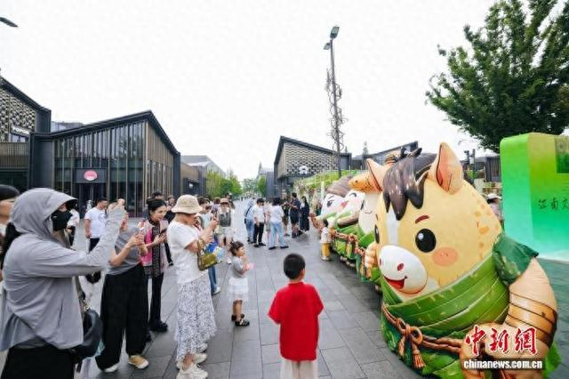嘉兴端午民俗文化节主会场，巨型粽子吸引游客打卡。主办方供图